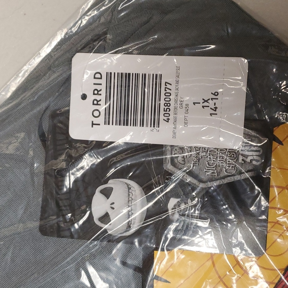 ❤️NWT TORRID TEE - NIGHTMARE BEFORE CHRISTMAS JACK & SALLY SUPER SOFT - Picture 7 of 13